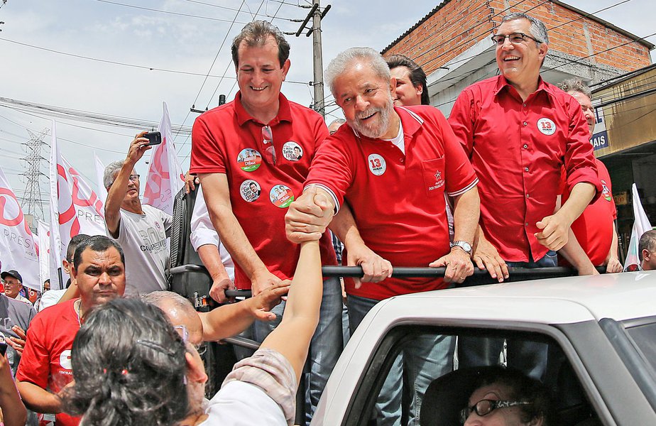 Durante carreata no Grajaú, zona sul de São Paulo, com o candidato do PT ao governo estadual Alexandre Padilha, ex-presidente diz que não se pode "pensar que já ganhou", porque "os adversários podem atropelar a gente"