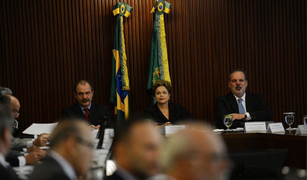Para tentar reagir à forte queda de popularidade, a presidente Dilma Rousseff deve fazer um pronunciamento à nação logo depois do Carnaval para anunciar as ações do governo de combate à corrupção e defender as medidas que tem adotado em relação à Petrobras; a estratégia foi discutida em reunião no Palácio do Alvorada, com os ministros mais próximos da petista; na última reunião ministerial, ela pediu a todos os ministros que travassem a batalha da comunicação; manchetômetro sinaliza que noticiário negativo predomina na mídia nacional