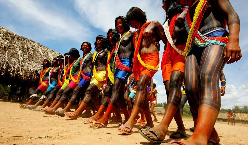 Cinco das mais de 150 línguas indígenas faladas no Brasil têm mais de 10 mil falantes, segundo dados do Censo de 2010, do Instituto Brasileiro de Geografia e Estatística (IBGE); de acordo com a pesquisa, as línguas mais usadas no Brasil são o tikuna (com 34 mil falantes), o guarani kaiowá (com 26,5 mil), o kaingang (22 mil), o xavante (13,3 mil) e o yanomami (12,7 mil)