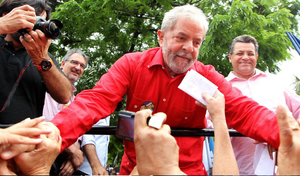 Presidente do PT, Rui Falcão, lançou, nesta quarta-feira, o ex-presidente Lula candidato à Presidência da República em 2018; ao ser questionado como o eleitor poderá checar, daqui a quatro anos, caso Dilma seja reeleita, se as promessas de campanha foram cumpridas, ele afirmou que o eleitor "vai ver os resultados e, certamente, se o presidente Lula for nosso candidato, ele vai ficar muito feliz"