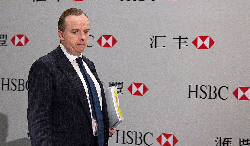 Segundo o 'The Guardian', presidente-executivo do HSBC, Stuart Gulliver, seria o dono de uma conta aberta em nome da Worcester Equities Inc., uma empresa anônima registrada no Panamá, com um saldo de 7,6 milhões de libras em 2007; ele teria recebido seus pagamentos de bônus do HSBC por meio desta conta até 2003 e manteve seu domicílio fiscal em Hong Kong