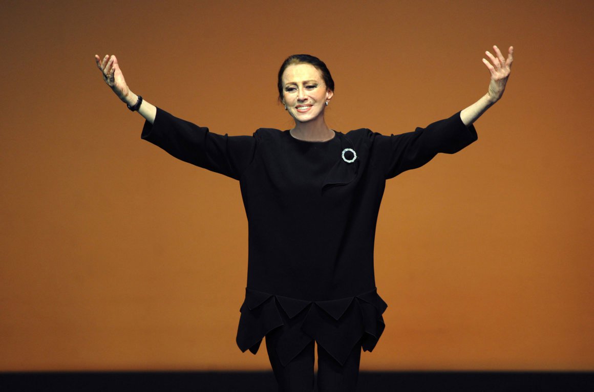 A bailarina russa Maya Plisetskaya, considerada uma das maiores dançarinas do século 20, morreu neste sábado em decorrência de um infarto fulminante;  presidente russo, Vladimir Putin, expressou suas condolências à família por meio de um comunicado oficial