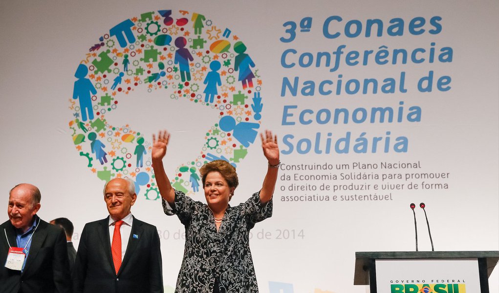 Ao participar da abertura da 3ª Conferência Nacional de Economia Solidária, a presidente Dilma Rousseff afirmou que recebeu novo mandato para “continuar fazendo mudanças”;“Nos próximos quatro anos, vou estabelecer, de forma sistemática, diálogo construtivo e continuado com vocês. Vamos fortalecer ainda mais empreendimentos solidários em todo o país. Vamos aprimorar mecanismos de oferta de crédito para sempre e vamos dar novos passos na regulação da economia solidária, garantindo a ela mais sustentabilidade e estabilidade”, prometeu