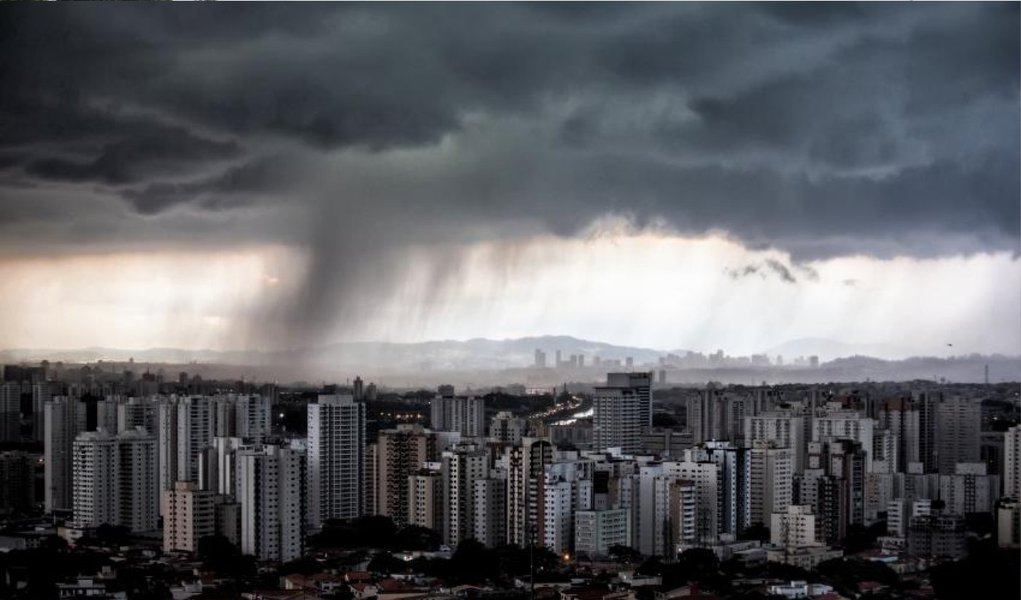 Chuvas fortes na tarde desta quarta-feira 26 provocam congestionamentos, pontos de alagamento na capital paulista e deixam a cidade em estado de atenção