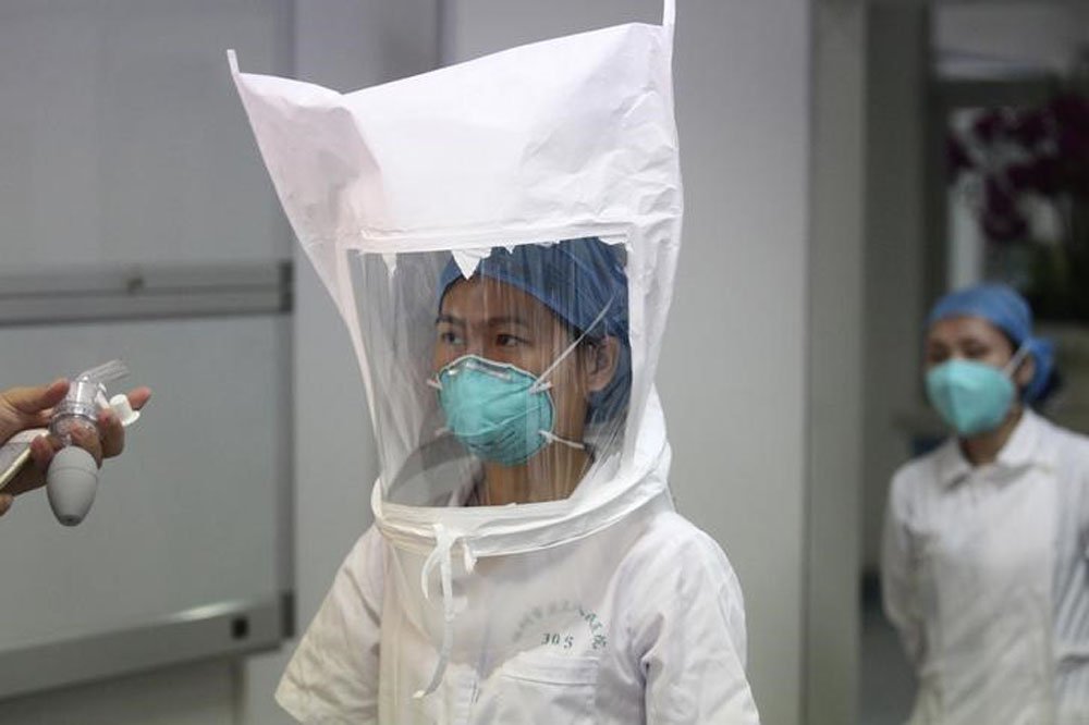 Membro de equipe mÃ©dica prova um traje de proteÃ§Ã£o para Ebola em um hospital de Shenzen, na provÃ­ncia de Guangdong, China. 22/10/2014. REUTERS/Stringer