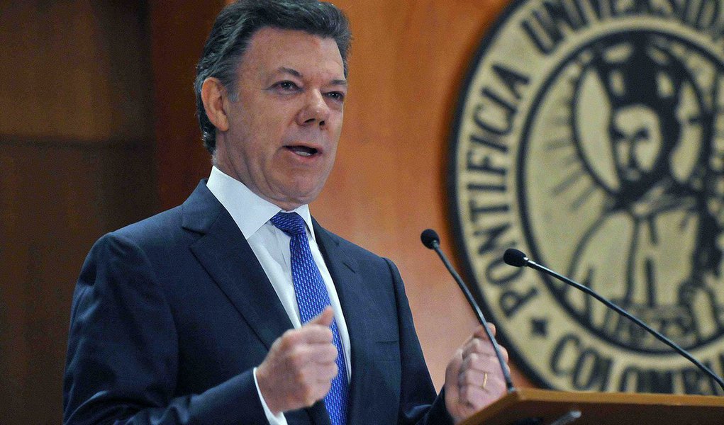 O presidente da Colômbia, Juan Manuel Santos, anuncioua suspensão do ciclo de negociações de paz com as Forças Armadas Revolucionárias da Colômbia, que deveriam ser retomadas nesta terça-feira em Havana, devido ao sequestro de um general do Exército e mais duas pessoas