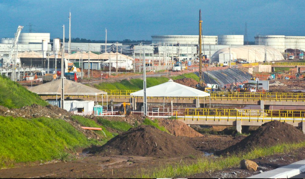De acordo com o relatório apresentado ontem pela CPMI da Petrobras, o valor foi obtido a partir da diferença entre os custos informados pela estatal em referência à construção da refinaria de Pernambuco, de US$ 18,5 bilhões, e os US$ 14,3 bilhões mediante a utilização de parâmetros internacionais