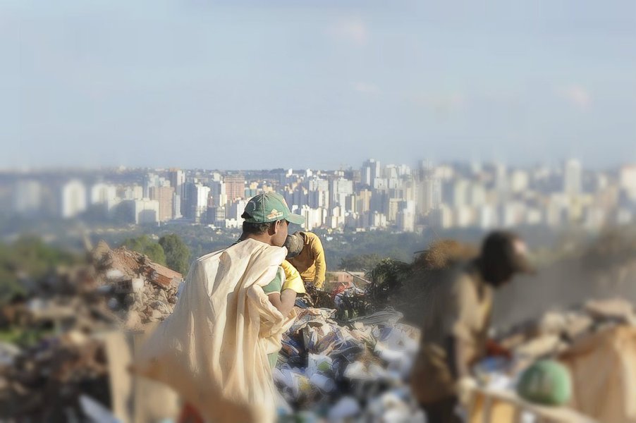 A dois dias do fim do prazo para o fechamento dos lixões no Brasil (2 de agosto) e a menos de 20 quilômetros do centro de Brasília, o Lixão da Estrutural continua em funcionamento. Com 124 hectares, o lugar recebe diariamente 2,7 mil toneladas de lixo, 70 mil toneladas por mês. Levantamento da Confederação Nacional dos Municípios (CNM) aponta que 32,5% dos municípios com até 300 mil habitantes ainda encaminham seus resíduos para lixões 