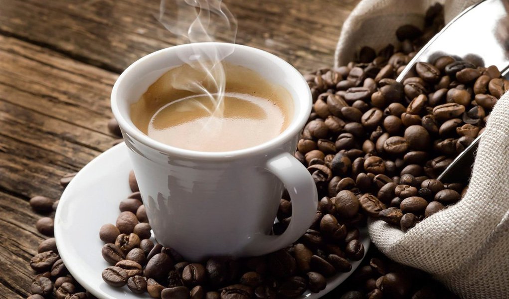Memória fraca? O consumo moderado de cafeína pode resolver esse problema. Novo estudo mostra que o café consolida nossas recordações visuais. E não apenas: a bebida tem várias outras propriedades medicinais nem sempre conhecidas pelos seus apreciadores. Sem falar nos seus atributos como “planta de poder”