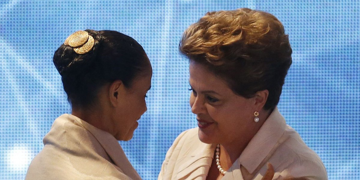 Em reunião com líderes de partidos aliados, presidente Dilma Rousseff afirmou nesta quarta-feira que a nova candidata do PSB, Marina Silva, é a preferida do sistema financeiro e acredita que as duas disputarão o segundo turno: “Ela acha que o Aécio está desmanchando e acredita que vai enfrentar a Marina”, disse o presidente do PDT, Carlos Lupi; “Eu, o Rui Falcão, o Aloizio Mercadante e o Renato Rabelo, presidente do PCdoB, achamos que não, que a Marina vai desidratar”, afirma