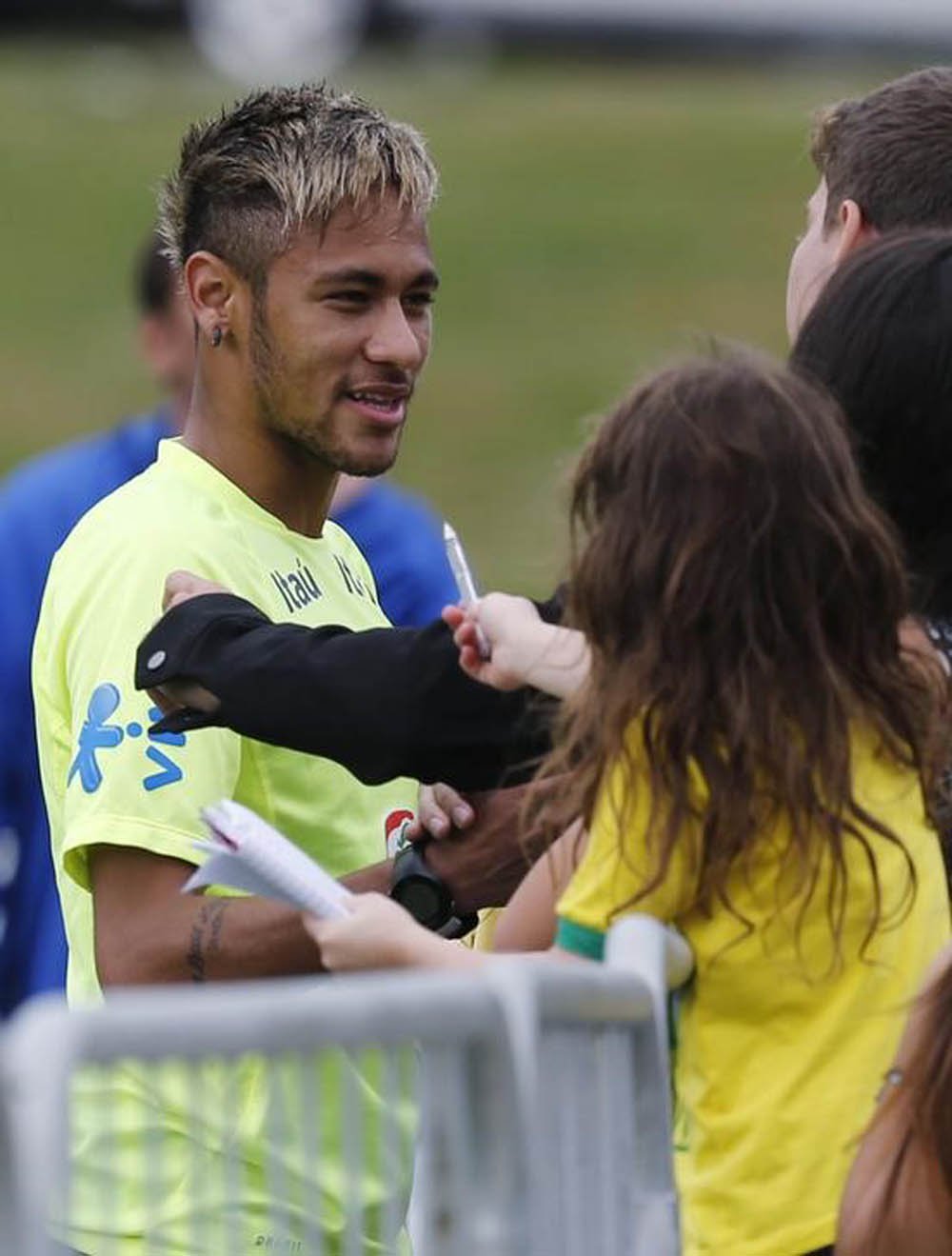 Foto: Loiro, Neymar prendeu cabelo com elástico em treino na