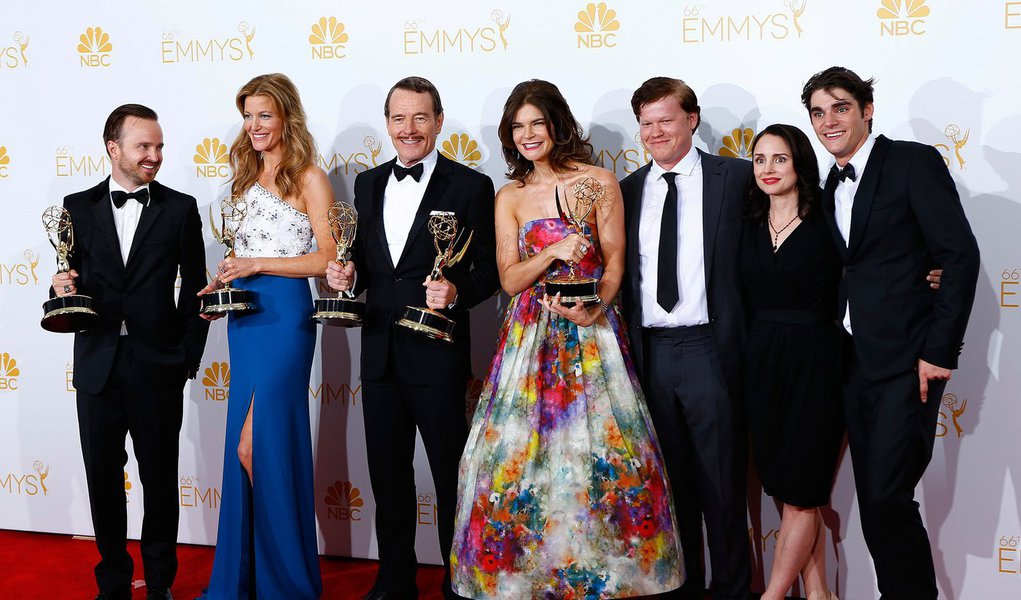 Apesar de todo clamor gerado pelas novas séries da televisão, o setor escolheu conceder seus principais prêmios Emmy a programas mais antigos, como "Breaking Bad" e "Modern Family", e a atores veteranos da televisão que conseguiram segurar a disputa contra as estrelas do cinema