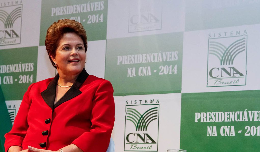 Presidente propõe "mesa de diálogo" com representantes da CNA (Confederação da Agricultura e da Pecuária no Brasil) e destaca uma série de ações do governo do PT para o setor, mas ressalta que "ainda são necessários muitos investimentos"; "Propomos que continuemos em parceria", afirmou Dilma Rousseff; candidata à reeleição prometeu trabalhar para que a frase 'da porteira para dentro vai bem, mas da porteira para fora vai mal' descreva "cada vez menos o presente e cada vez mais o passado"; petista ressaltou que "o Brasil tem o maior e mais completo plano de agricultura e pecuária"