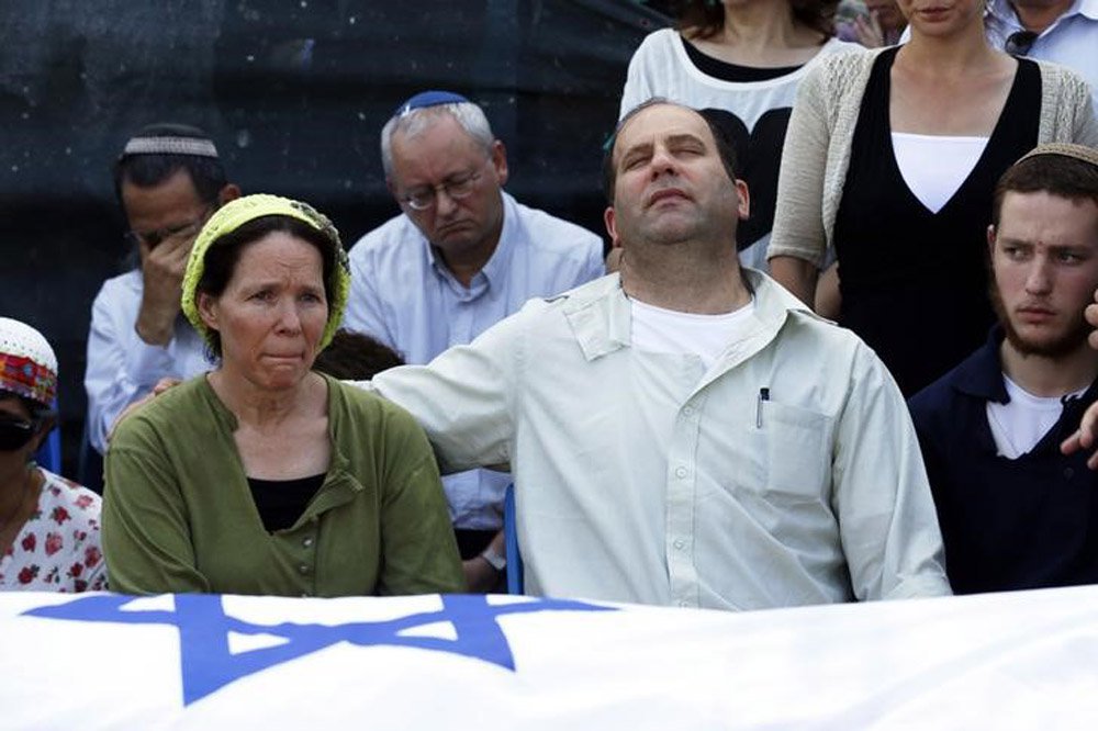 Rachel e Avi Fraenkel, pais do isralense de 16 anos Naftali, um dos trÃªs adolescentes de Israel sequestrados e mortos na CisjordÃ¢nia, durante o funeral do filho. 01/07/2014 REUTERS/Baz Ratner
