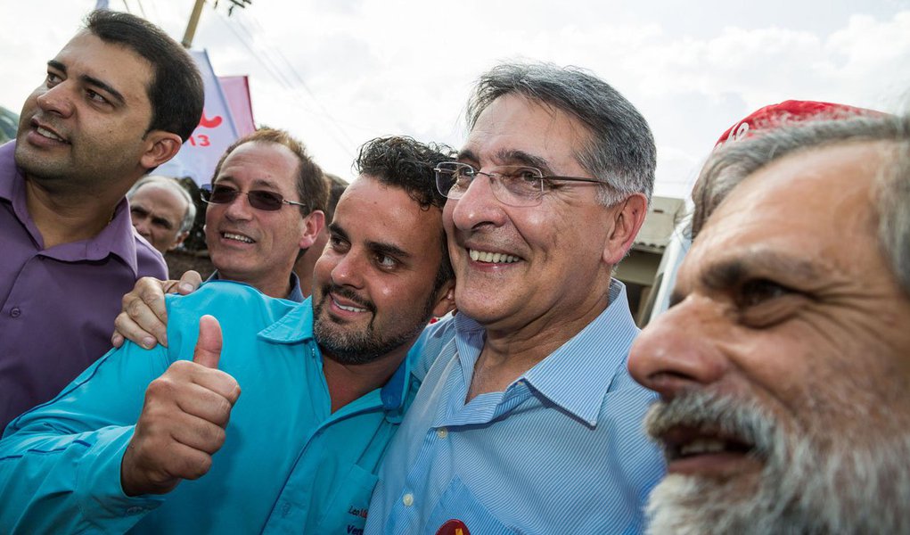 Atrás do candidato ao governo mineiro pelo PT, Fernando Pimentel, está o ex-ministro Pimenta da Veiga (PSDB), com 20,7% das intenções de voto; na terceira posição aparece o ex-deputado Tarcísio Delgado (PSB), com 2,6% dos votos