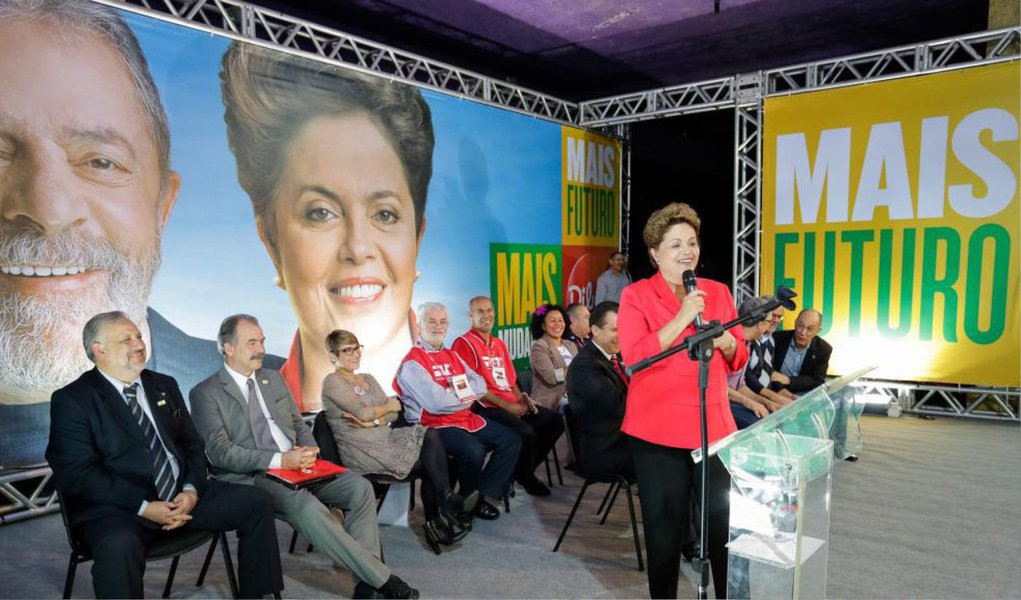 Presidente vai à 14ª Plenária Nacional da CUT, em Guarulhos, prestar contas ao seu público; Dilma Rousseff lembrou a criação de 11 milhões de empregos no período em que, em todo o mundo, 60 milhões de vagas foram fechadas; "Demos uma goleada nos pessimistas", afirmou ela, que recebeu o apoio oficial da central sindical à sua reeleição; "Eu respeito os compromissos que assumo com os trabalhadores", cravou