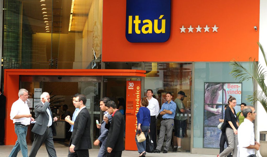 Nos últimos dias de 2013, alguns clientes do banco Itaú tiveram problemas com débitos indevidos realizados pela instituição; segundo o banco, houve um problema em seu sistema de processamento, gerando a duplicidade de algumas compras feitas com cartões de débito
