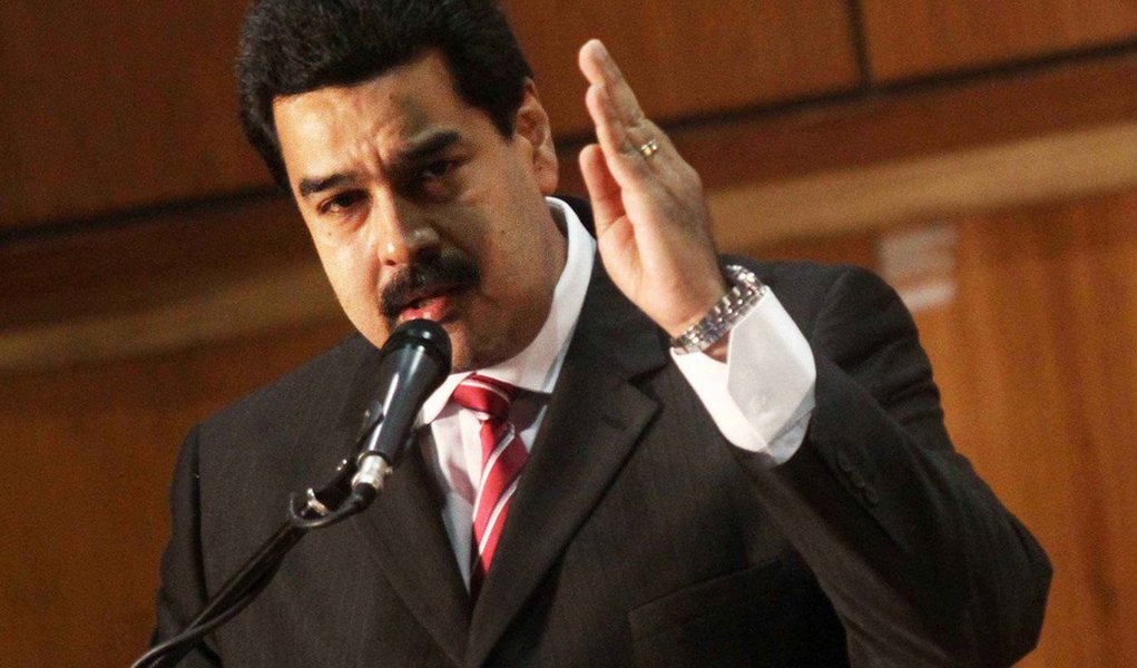 Presidente da Venezuela, Nicolás Maduro, reconhece que a economia é um dos principais elementos nos diálogos para solucionar o conflito interno, entre governo e opositores, e admitiu que resolver a crise econômica, fortalecer o setor privado e investir na indústria nacional são medidas importantes para trazer estabilidade ao país; segundo Maduro, os problemas econômicos "atrasam o desenvolvimento venezuelano", e por isso o governo está trabalhando para dar uma resposta à crise, refletida na inflação de 10,1% acumulada no primeiro trimestre deste ano