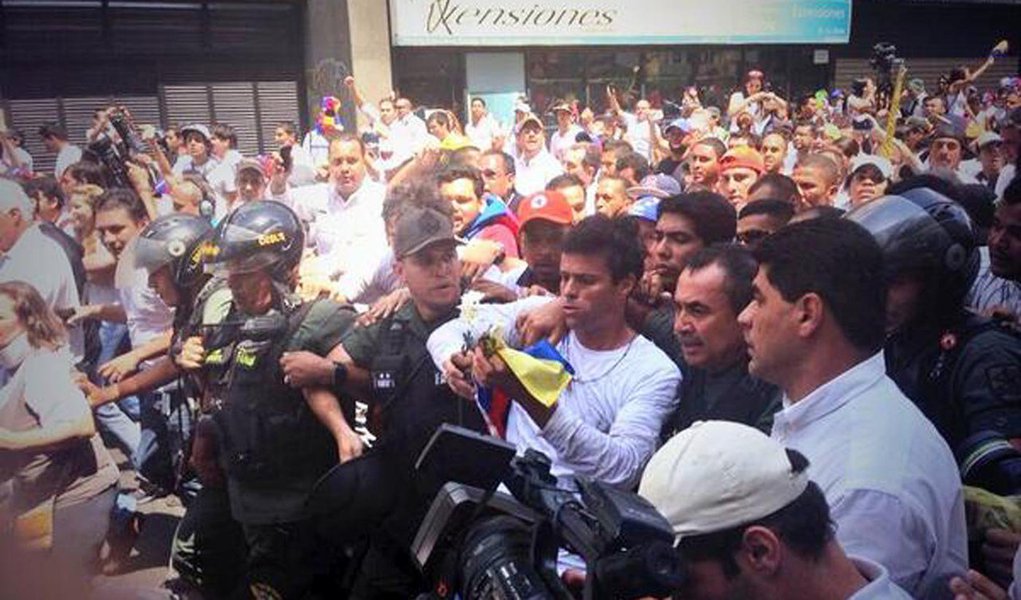 Acusado pelo presidente Nicolás Maduro de ser um dos autores intelectuais da onda de violência no país, Leopoldo López se apresentou às forças de segurança nesta terça-feira, minutos depois de terminar seu discurso em marcha organizada em Caracas; ele afirmou que se sua entrega servir para "despertar" o povo e para os venezuelanos conseguirem uma mudança, "valerá a pena"