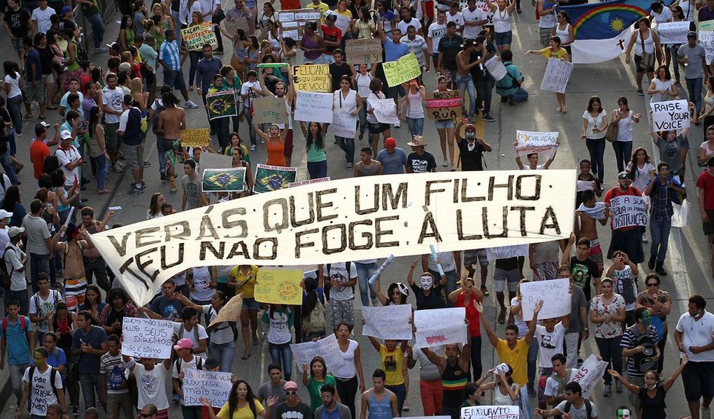 Índice de apoio às manifestações pelo país atingiu nível mais baixo desde os primeiros atos que mobilizaram um milhão de brasileiros às ruas: 42% são contra os protestos – percentual era de 15% em junho do ano passado; em relação aos protestos contra a Copa do Mundo, apenas 32% são a favor, enquanto 63% são contra