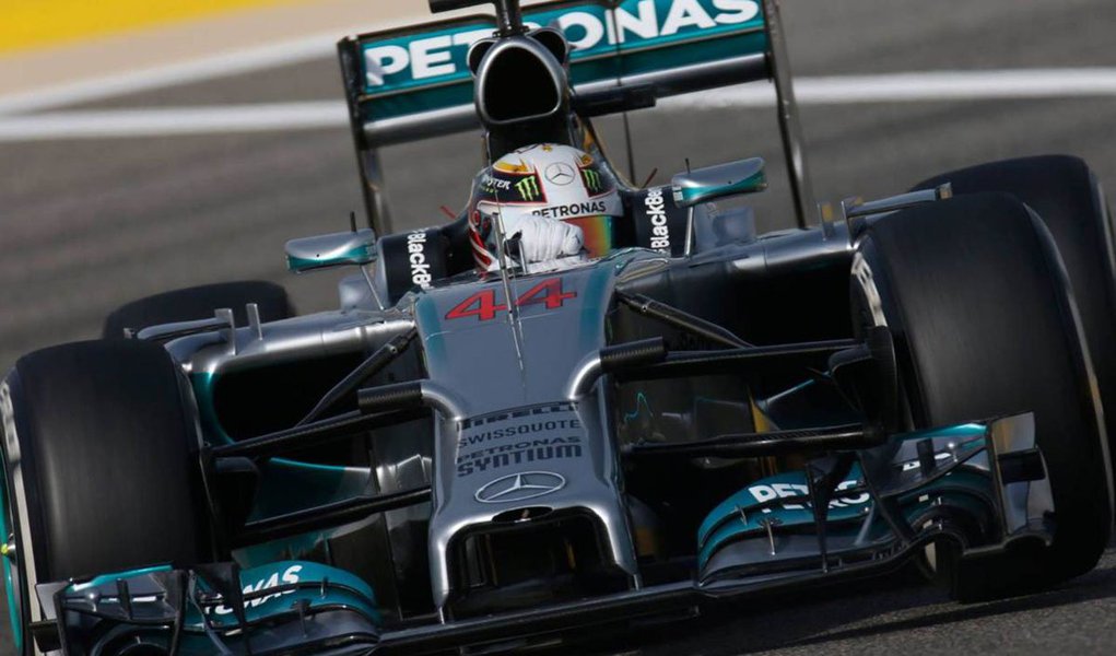 ewis Hamilton venceu um emocionante Grande Prêmio do Barein neste domingo, após duelo com seu companheiro na Mercedes Nico Rosberg, em uma prova noturna cheia de ultrapassagens e batalhas