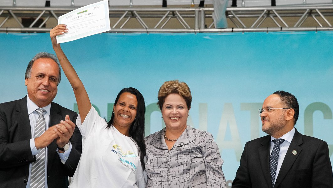 Durante formatura do Pronatec em São Gonçalo, no Rio, presidente Dilma Rousseff afirmou que vai transformar o Programa em política pública de Estado; "Nenhum país em nenhum lugar do mundo é desenvolvido sem educação técnica de qualidade e capacitação profissional", ressaltou; ela participou do evento ao lado do governador Luiz Fernando Pezão