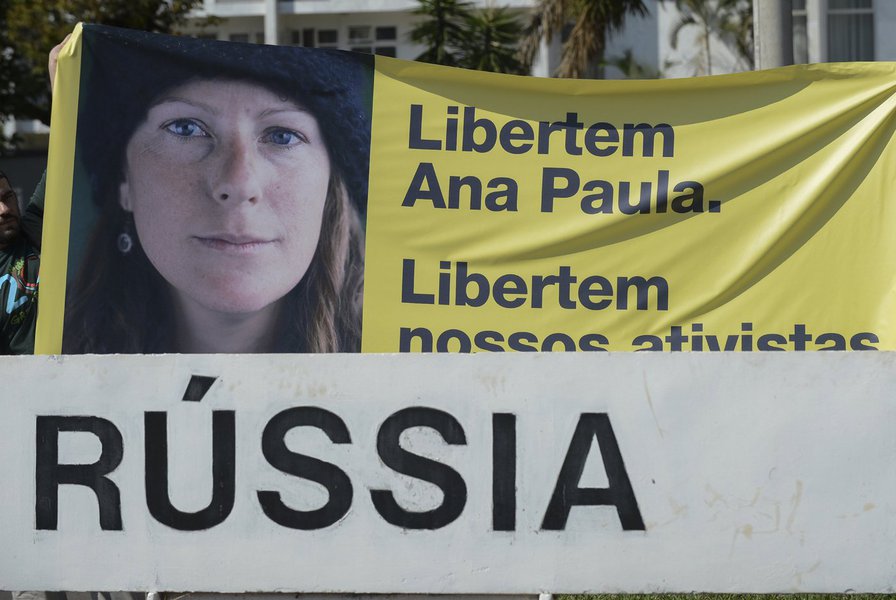 A bióloga brasileira e ativista do Greenpeace Ana Paula Maciel, 31, está presa desde o dia 19 de setembro, por protesto no Ártico contra a estatal russa de gás e petróleo Gazprom; julgamento ocorreria nesta quinta-feira (17), mas foi adiado por falta de intérprete de português