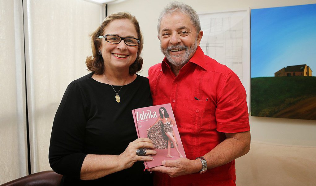 No dia que marca a passagem dos 50 anos do golpe militar de 1964, o ex-presidente Lula recebeu a jornalista Hildegard Angel, filha de Zuzu Angel, estilista que foi símbolo da resistência ao arbítrio