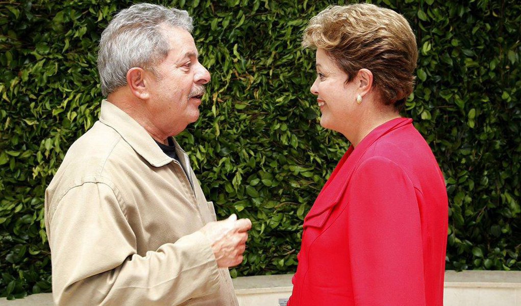 "Olha, na outra eleição, quem não te conhecia, quem tinha dúvida de votar em você, eu dizia 'pode confiar, pode votar que eu confio'. Agora, quatro anos depois, você é conhecida, você é quem vai ter que convencer as pessoas a votar em você. E você é quem vai ter que defender o governo. Depois sou eu e depois é o PT", disse o ex-presidente Lula; ele orientou Dilma a aproveitar a pré-campanha para sair às ruas, inaugurar obras e conversar muito com a população
 