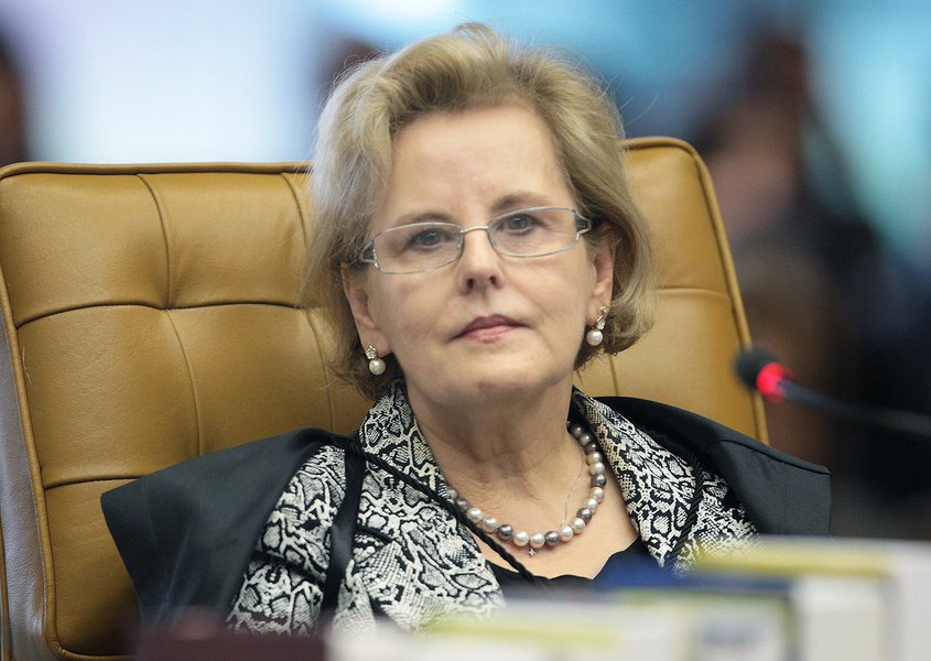 Caso ela transforme em réus três secretários do governo de São Paulo, Edson Aparecido, José Aníbal e Rodrigo Garcia, será acusada de agir assim por ter sido nomeada pela presidente Dilma Rousseff para o cargo