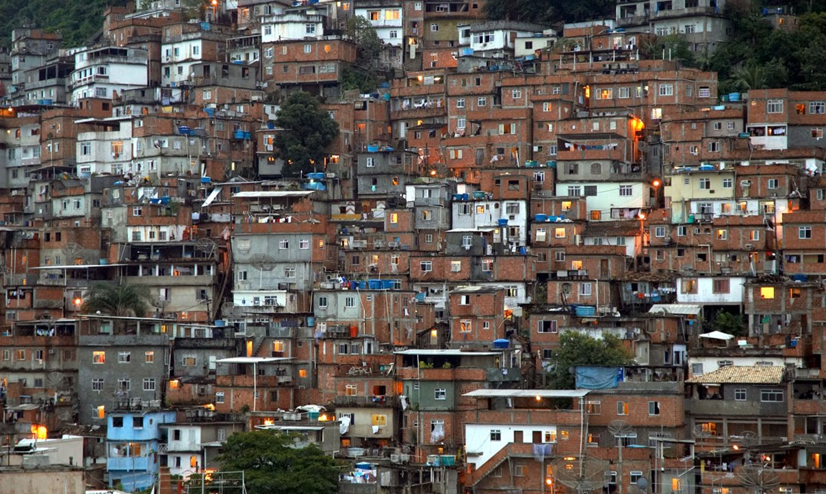 Segundo o Instituto de Pesquisa Econômica Aplicada (Ipea), Salvador é a capital brasileira com maior número de moradores de favelas; de acordo com a pesquisa 'Cidades em Movimento: Desafios e Políticas Públicas', que compara dados do Censo de 2000 e 2010 do Instituto Brasileiro de Geografia e Estatística (IBGE), 607 mil pessoas vivem nos chamados aglomerados subnormais na capital baiana