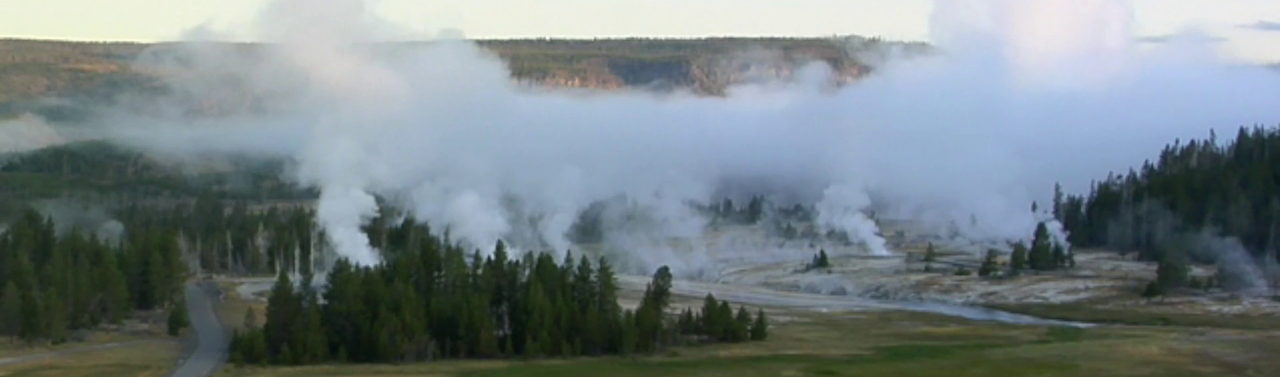 O supervulcão que dormita sob o parque de Yellowstone, nos Estados Unidos, é muito maior do que se pensava até agora. A sua câmera magmática é 2 vezes e meia maior das estimativas feitas até então. Ela se estende a 90 quilômetros de profundidade e contem de 200 a 600 quilômetros cúbicos de rocha fundida