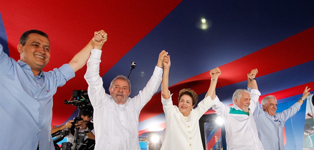 "Estou pronta para o combate", diz presidente Dilma Rousseff na Bahia, durante convenção do PT; ela mirou no PSDB, sem citar o partido, para o mote de seu discurso de campanha: "Quem nunca mudou nada quando estava no governo, provou que não tem competência para mudar", disparou, desconsiderando a joia dos tucanos, o Plano Real; "Nós tivemos competência para mudar, botamos o povo como protagonista pela primeira vez na história", demarcou Dilma; presidente comemorou sucesso da Copa, mas lembrou derrubadas em série na mídia: "A Copa foi o momento das grandes mentiras"