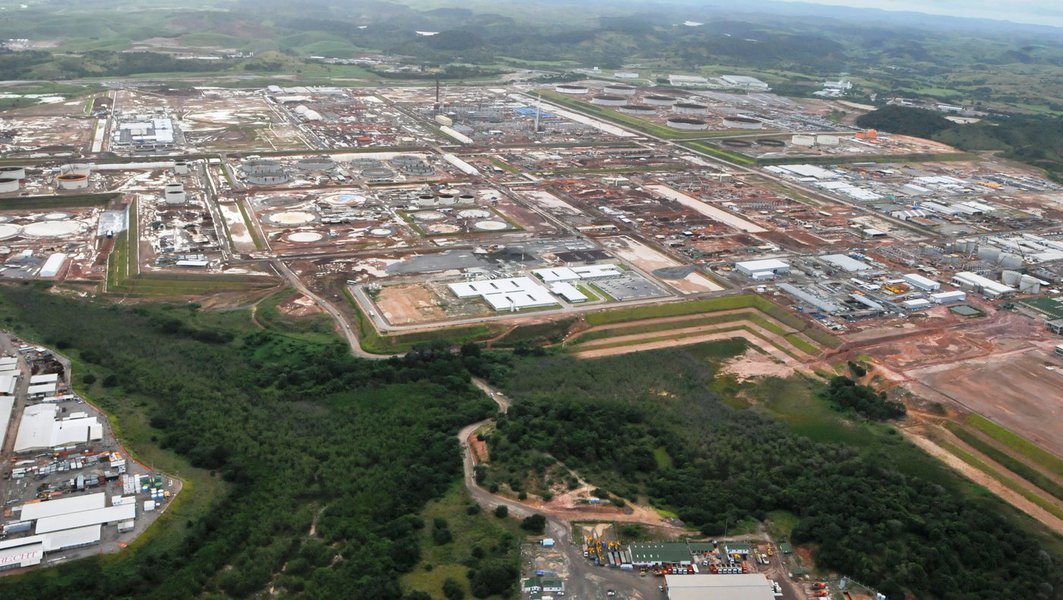 "Cada barril de nova capacidade de refino da Refinaria do Nordeste custará cerca de US$ 87 mil à Petrobras, sete vezes mais do que em Pasadena", diz o jornalista Jeb Blount, em análise sobre o caso