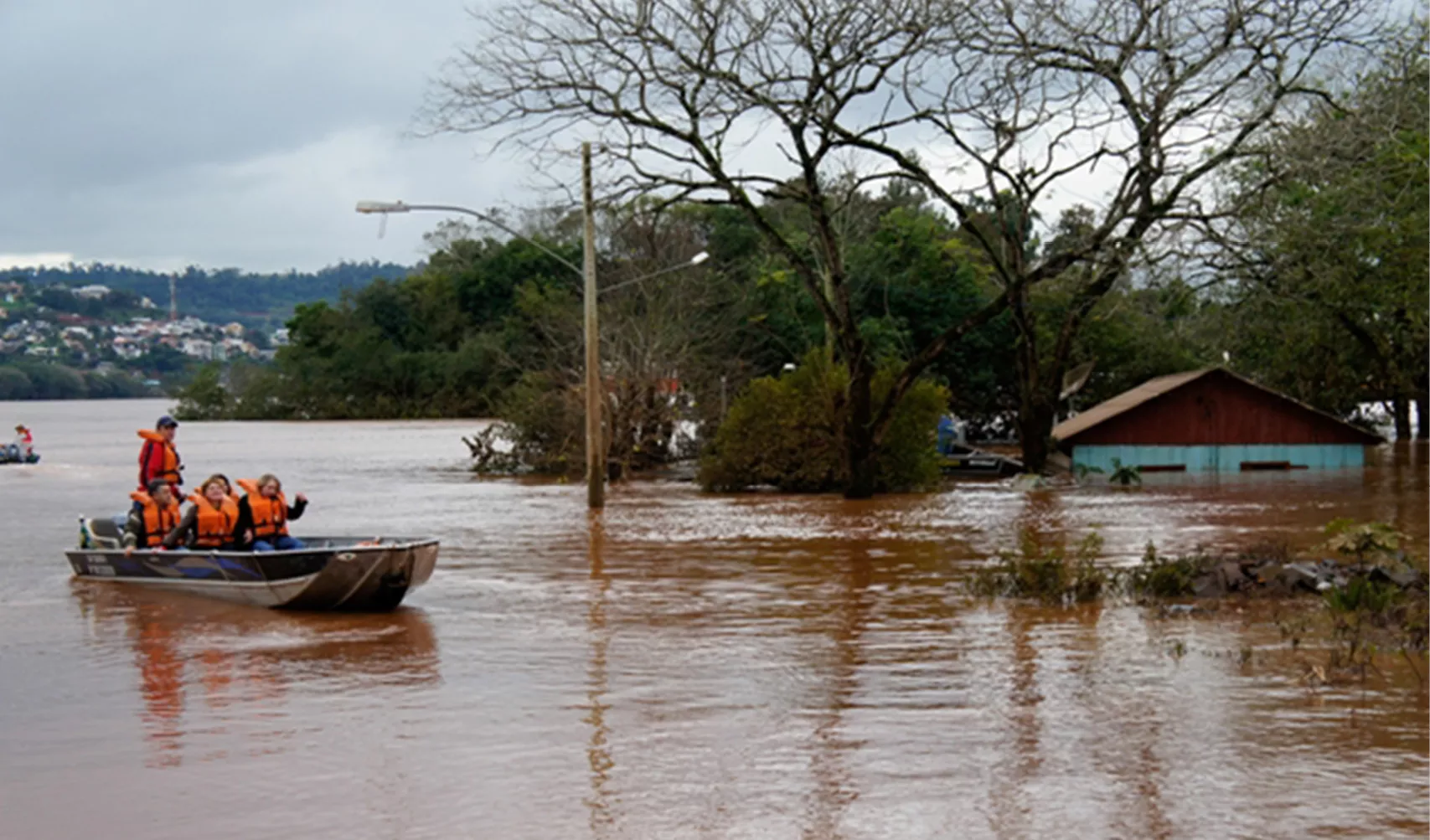 O número de municípios afetados pelas chuvas e enchentes no Rio Grande do Sul chegou a 167, segundo relatório divulgado pela Defesa Civil do estado; dos 143 municípios que declararam situação de emergência no estado, incluindo dois em estado de calamidade, 134 encaminharam documentação para elaboração de um relatório com o detalhamento da situação do município e a solicitação de recursos ao governo federal