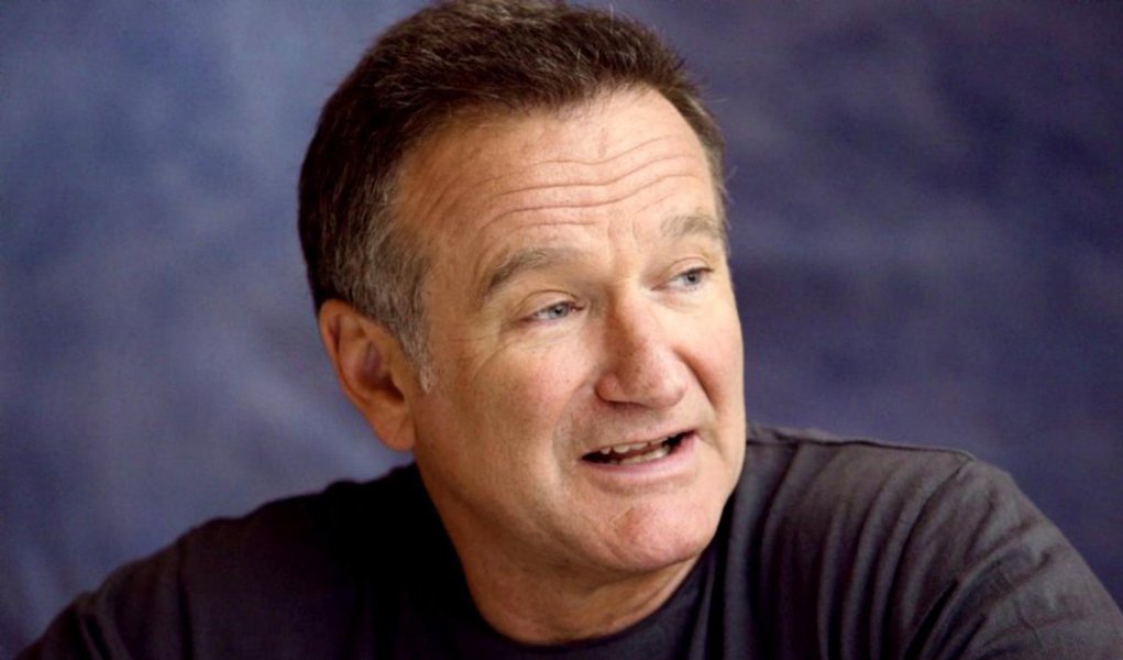 O ator e comediante norte-americano Robin Williams, 63 anos, foi encontrado morto nesta segunda-feira, 11, informou a polícia do condado de Marin, na Califórnia, Estados Unidos; policiais suspeitam que a morte tenha sido suicídio por asfixia; os investigadores disseram que Williams foi visto pela última vez vivo em sua residência, onde reside com sua esposa, na noite de domingo; entre os filmes mais conhecidos do ator estão “Bom Dia Vitenã” (1987), “Sociedade dos Poetas Mortos” (1989), “Tempo de Despertar” (1990), “O Pescador de Ilusões” (1991) e “Gênero Indomável” (1997), que rendeu um Oscar de ator coadjuvante