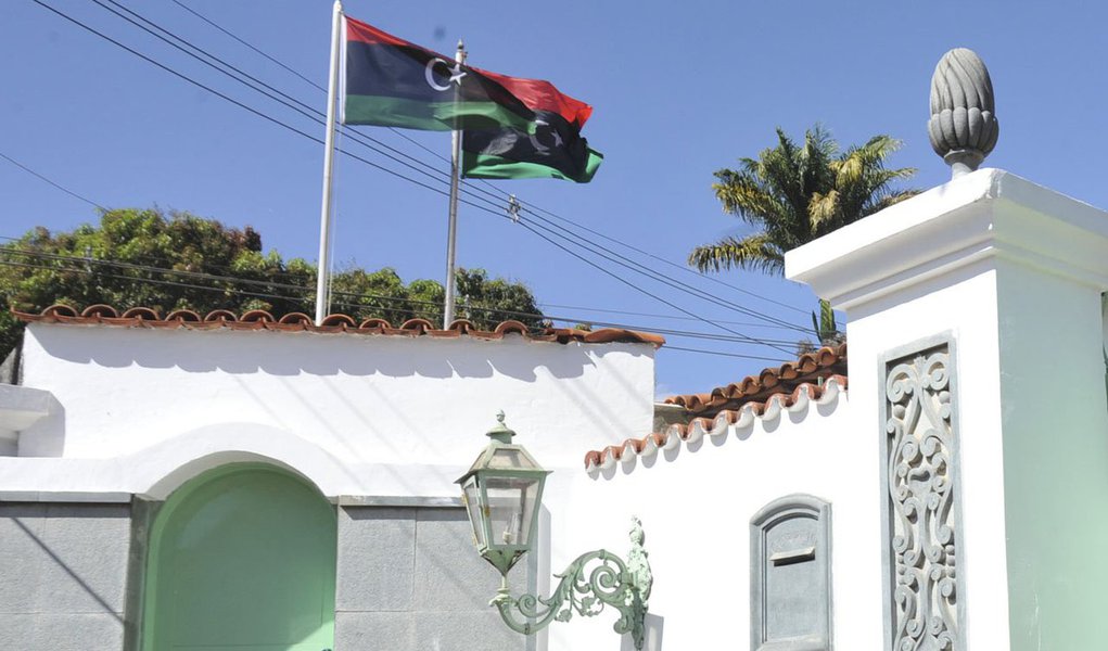 Em nota, o Itamaraty informou que a medida, tomada pela "contínua deterioração das condições de segurança" não implicará no fechamento da representação diplomática em Trípoli