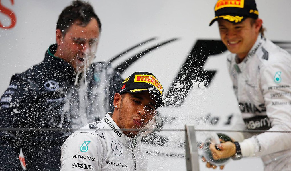 Piloto da Mercedes, Lewis Hamilton, venceu o GP da China deste domingo (20); ele não deu a mínima chance para os adversários; largando na pole position, faturou a prova com extrema facilidade, de ponta a ponta, com 18s de vantagem; com o terceiro triunfo seguido em quatro corridas, o campeão mundial de 2008 chegou aos 79 pontos no campeonato