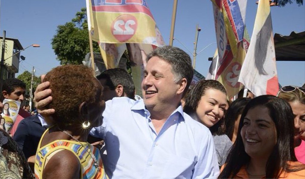Deputado federal Anthony Garotinho (PR) assegura a primeira posição, com 24% do eleitorado, segundo a pesquisa; em segundo lugar está Marcelo Crivella (PRB), com 21%, seguido pelo governador Luiz Fernando Pezão, do PMDB (11%), e por Lindbergh Farias, do PT (9%)
