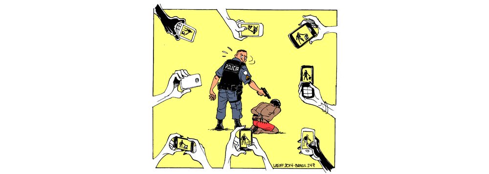 É a câmera, como ilustra a charge de Carlos Latuff; no fim de semana, o vídeo de um celular registrou policiais levando uma mulher baleada no porta-malas; ela caiu, foi arrastada pela viatura e chegou morta ao hospital
