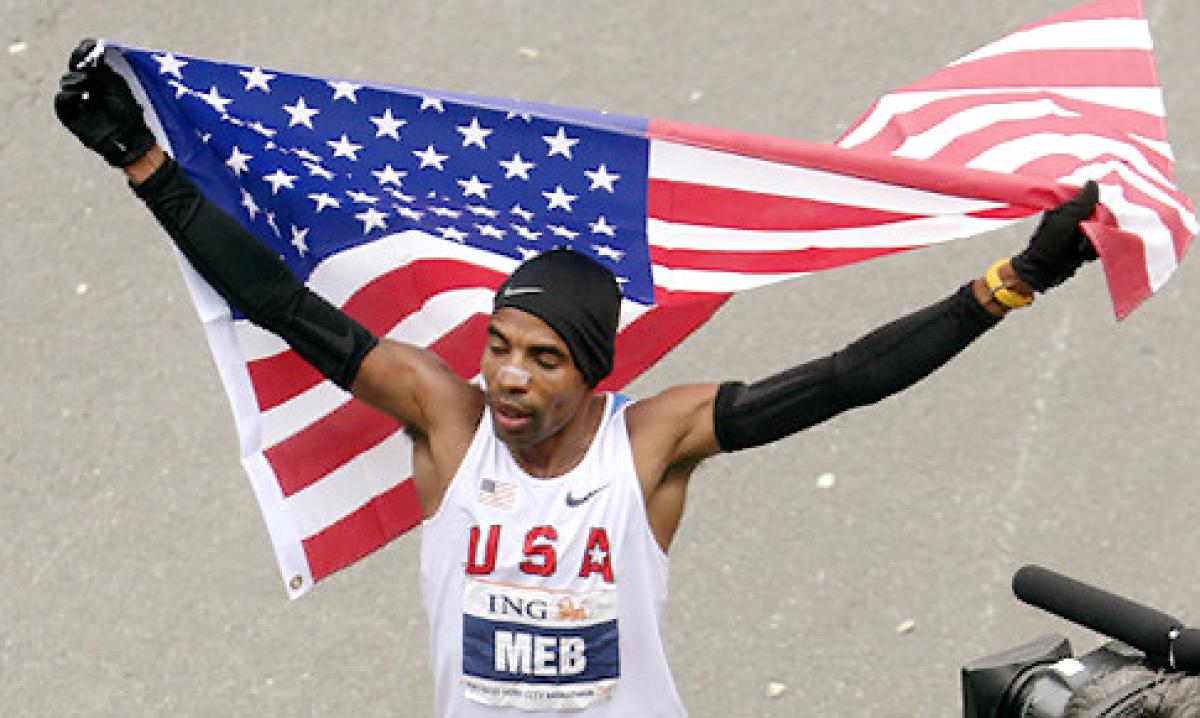 Meb Keflezighi se tornou nesta segunda-feira o primeiro atleta masculino dos EUA a vencer a Maratona de Boston em três décadas, um desempenho emocional em uma cidade que ainda se recupera do ataque a bomba do ano passado