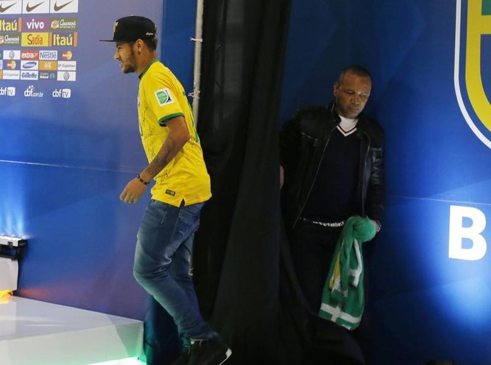 Atacante Neymar e seu pai, Neymar da Silva, antes de entrevista coletiva na Granja Comary. 10/07/2014 REUTERS/Marcelo Regua