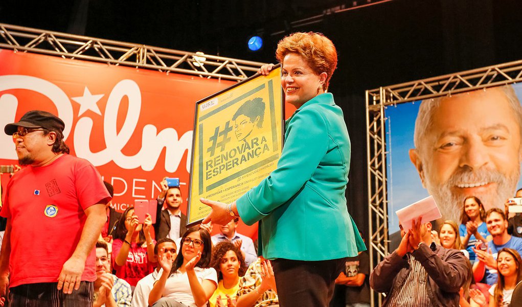 Em encontro com estudantes em São Paulo, a presidente Dilma Rousseff disse se identificar com os movimentos estudantis atuais: "Eu olho pra vocês e vejo minha juventude. Eu confio em vocês que representam uma parte da luta, em nova escala, em nova dimensão em que foi nossa luta do passado. Confio que vocês que serão meu combate que vão defender o sentido desse projeto"; na ocasião, ela resgatou era FHC para rebater críticas da oposição: “O Brasil quebrou três vezes naquela época. Hoje os jornais falam da Argentina, mas a situação, naquele momento, era mais grave”