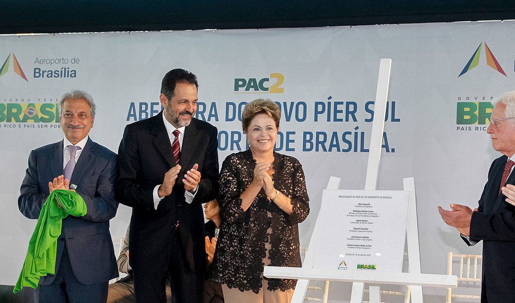 "O dinheiro que nós arrecadamos da outorga onerosa, das concessões aeroportuárias, vai ser destinado à construção de 270 aeroportos nessa primeira fase. Aeroportos essenciais neste país para que nós tenhamos de fato uma logística aeroportuária", disse a presidente Dilma Rousseff, nesta quarta (16), na inauguração do Píer Sul do aeroporto de Brasília