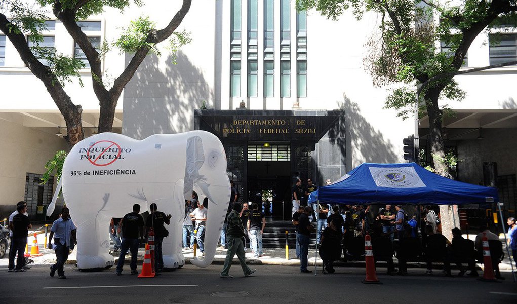 Dezenas de profissionais participaram de manifestação por melhores condições de trabalho, reestruturação das carreiras e modernização dos inquéritos policiais; a categoria ameaça fazer greve durante a Copa, se as reivindicações não forem atendidas pelo governo federal; a expectativa é que os 1,3 mil funcionários participem da paralisação nacional que se estenderá até quinta-feira (13), segundo o Sindicato dos Servidores do Departamento de PF do Rio