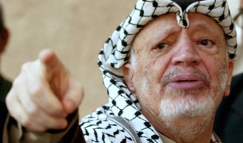 Líder palestino morreu envenenado em 2004, segundo Suha Arafat, após receber os resultados dos exames realizados no corpo de seu marido na Suíça; "Está cientificamente provado que ele não morreu de morte natural, e nós temos a prova científica de que este homem foi assassinado", disse