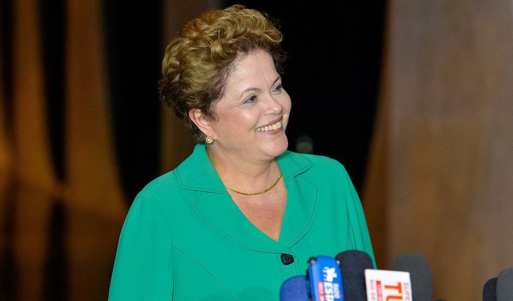 “É oportuno que se faça isso [a reforma política] para ter mais transparência e mais ética nas relações político-eleitorais e também uma discussão muito clara sobre a questão do financiamento público de campanha”, disse a presidente Dilma Rousseff (PT), durante entrevista a jornalistas no Palácio da Alvorada