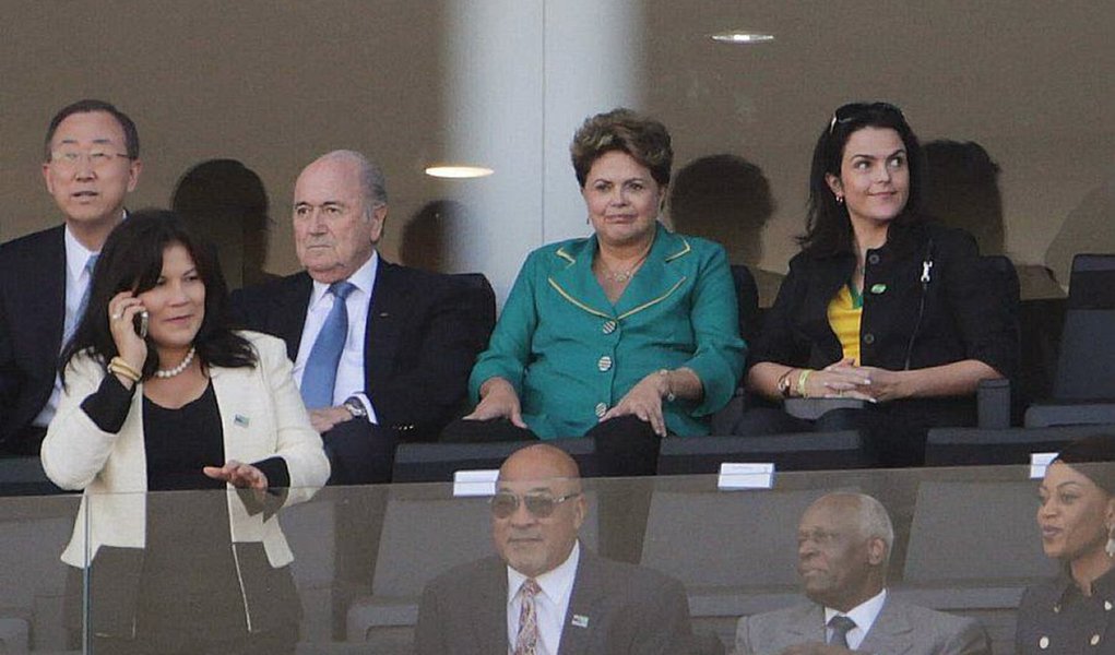 Vaias e insultos à presidente Dilma Rousseff (PT) durante o jogo de abertura da Copa do Mundo nesta quinta (12) foram iniciadas na ala Vip e se espalharam por outras áreas das arquibancadas; vaias ocorreram antes e após o Hino Nacional; xingamentos foram ouvidos quando a presidente foi mostrada no telão na comemoração do segundo gol da Seleção Brasileira; houve também xingamentos contra a Fifa