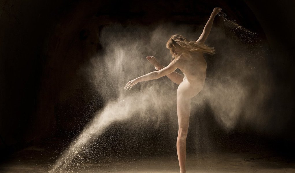 Ludovic Florent, fotógrafo francês, criou belas imagens de bailarinos nus dançando em meio a nuvens de poeira. O efeito é surpreendente