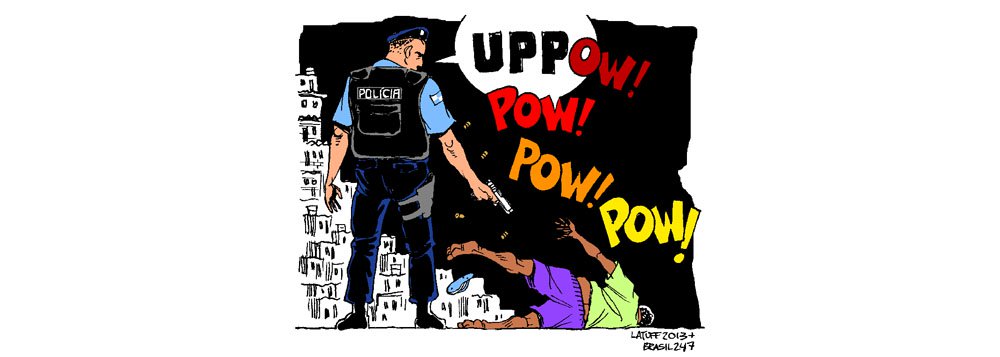 Em sua nova charge, o cartunista Carlos Latuff faz uma crítica à violência policial nas favelas, mesmo nas pacificadas